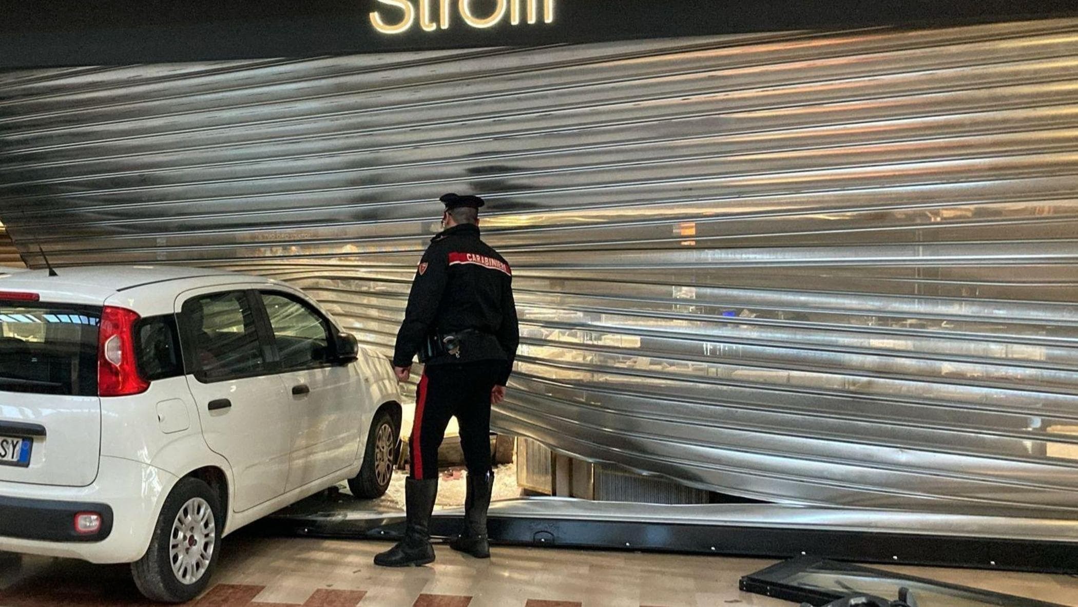 "Auto sfonda vetrina gioielleria Lecce, furto gioielli 50mila euro."