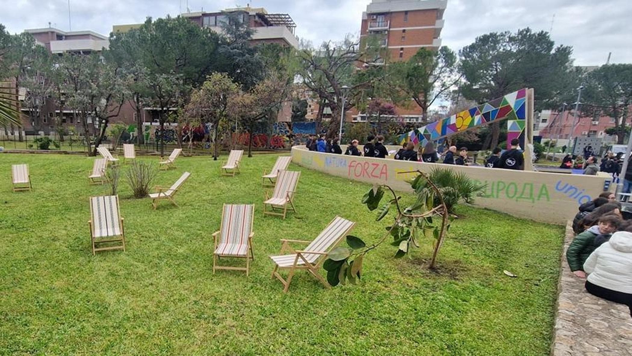 "Giardino degli Aquiloni di Bari riapre al pubblico come centro di socialità, secondo Leccese."